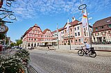 Sanierte, verkehrsberuhigte Ortsmitte in Eppingen mit Fachwerkhäusern und einem Radfahrer.
