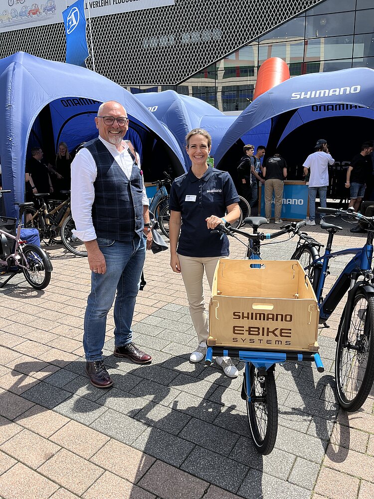 Besuch der Eurobike 2024: Sarah Holczer (Head of Sustainability Development Paul Lange & Co, r.) und Günter Riemer (Vorstandsvorsitzender AGFK-BW). Bild: Hille Bekic, 2024