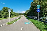 Ein zweispuriger Radschnellweg verläuft neben einer Straße