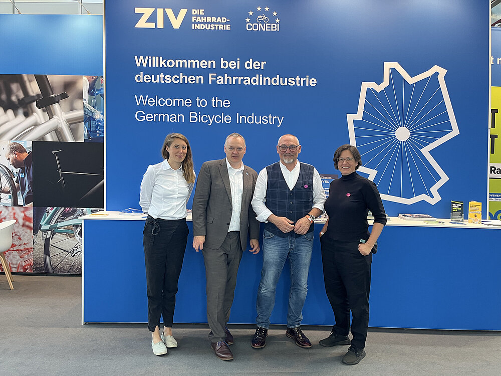 Treffen im Rahmen der Eurobike 2024: (v.l.n.r.) Svenja Golombek und Burkhard Stork (ZIV), Günter Riemer (Vorstandsvorsitzender AGFK-BW) und Hille Bekic (AGFK-Agentur). Bild: Hille Bekic, 2024