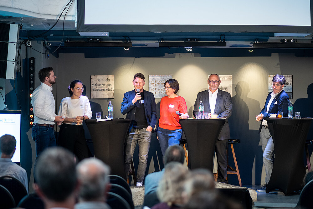 Panelgespräch beim AGFK-Tag 2023 in Heidelberg: (v.l.n.r.) Matthias von Carlsburg (Bosch eBike Systems), Elena Laidler-Zettelmeyer (Zukunft Fahrrad), Niklas Janssen (Jobrad), Hille Bekic (AGFK-Agentur) und Günter Riemer (Vorstandsvorsitzender AGFK-BW) sowie Jürgen Odszuck (Erster Bürgermeister HD, Vorstandsmitglied AGFK-BW). Bild: Susanne Lencinas, 2023