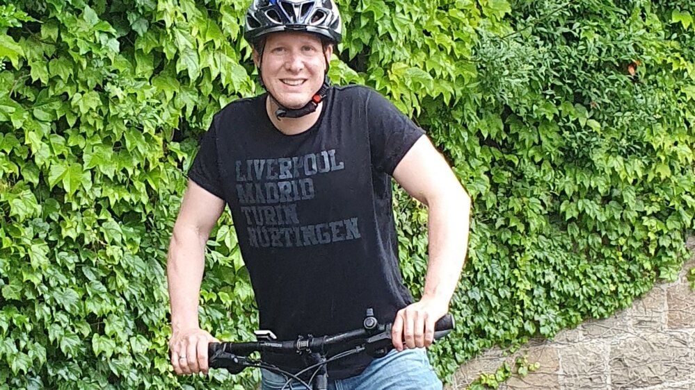 Oberbürgermeister Dr. Fridrich auf seinem Fahrrad.