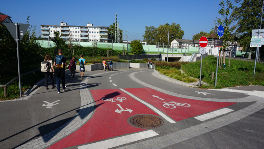 Unterführung am ehemaligen Bahnübergang Bregenzer Straße und dem Bahnhof Reutin mit getrennter Führung für Rad- und Fußverkehr Foto: AGFK-BW, Lindau, 2023