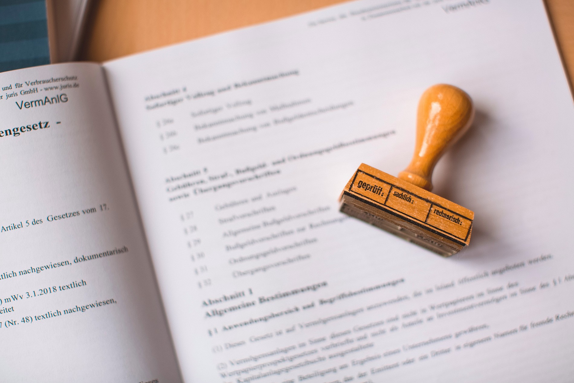 Ein hölzerner Stempel liegt auf einem Formular.