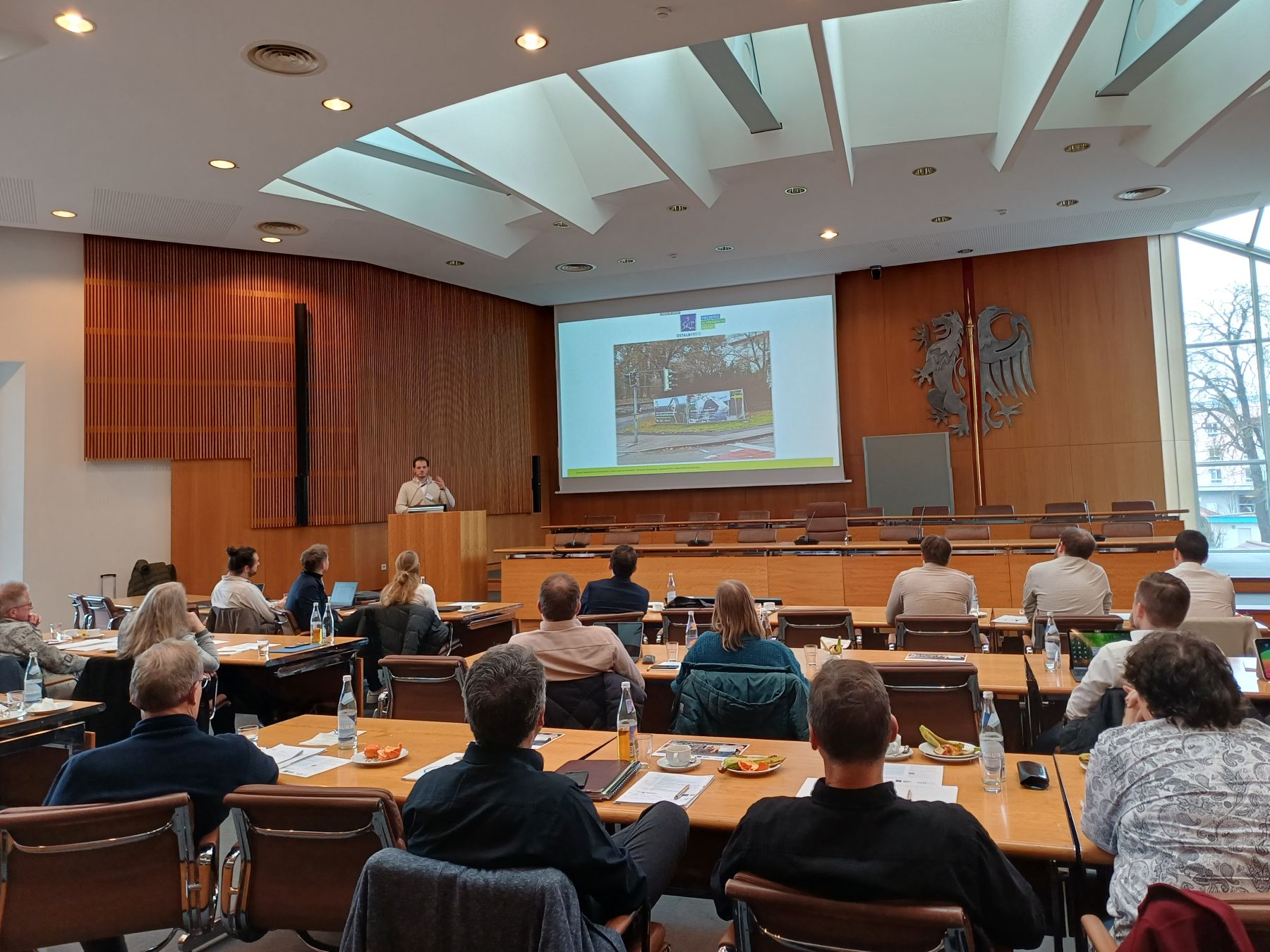 Der Großen Sitzungssaal des Ostalbkreises ist bei der Veranstaltung "Mehr Fuß und Rad im Kreis" gut gefüllt.